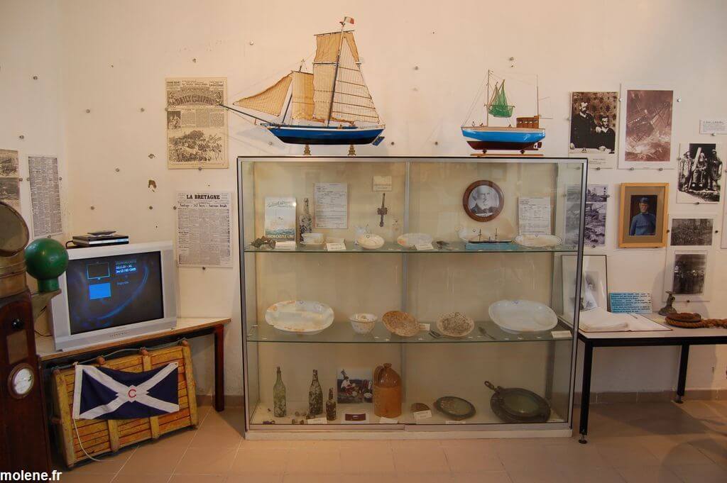 vitrine du musée de molene
