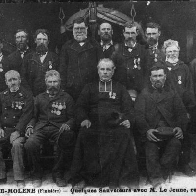 Quelques Sauveteurs Du Drummond Castle Avec Mr Le Jeune Recteur Devant Le Roussin Vers 1898