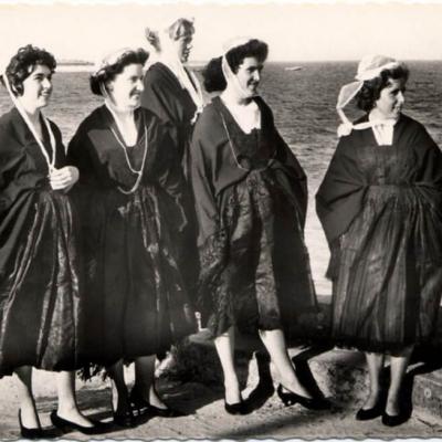Jeunes Molenaises En Costume Traditionnel Editions Gaby Ref2