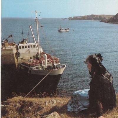 Enez Eussaii A Quai Et Ouessantine Editions Jos Le Doare Fee De Laulne Au Mouillage