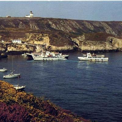 Enez Eussaii Kevrenn Bugel Dans Le Port Du Stiff A Ouessant Editions Yca