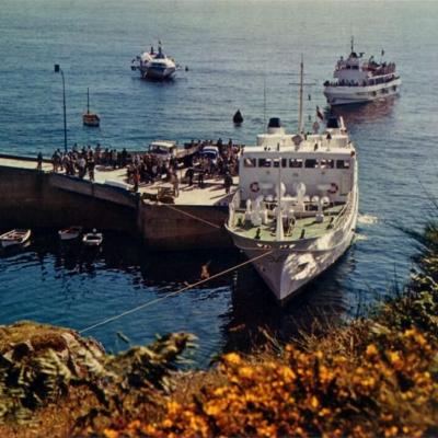 Baie Du Stiff Arrive Des Vedettes Editions Yca 3 Navires Ensemble