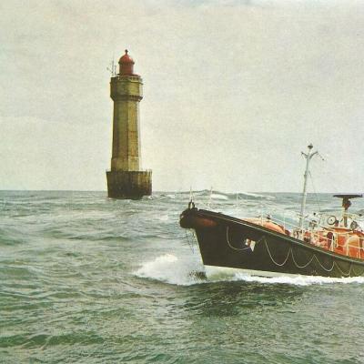 Le Phare De La Jument Et Le Canot De Sauvetage Editions Snsm Ouessant