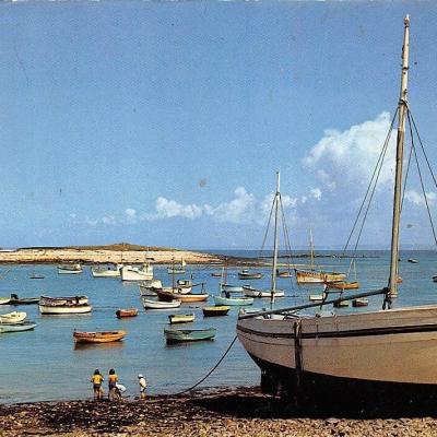 Bateau et enfants dans la grève